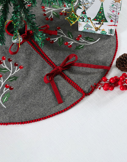 TREE SKIRT BERRY LEAVES